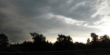 El pronóstico excluye la chance de ver el cielo despejado al menos hasta el miércoles\u002E