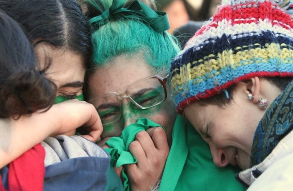 Festejos en la Plaza Independencia tras la media sanción de Diputados