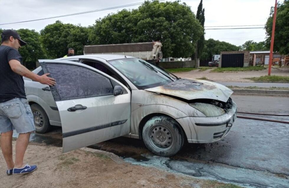 Se incendió un automóvil que circulaba por avenida Güemes