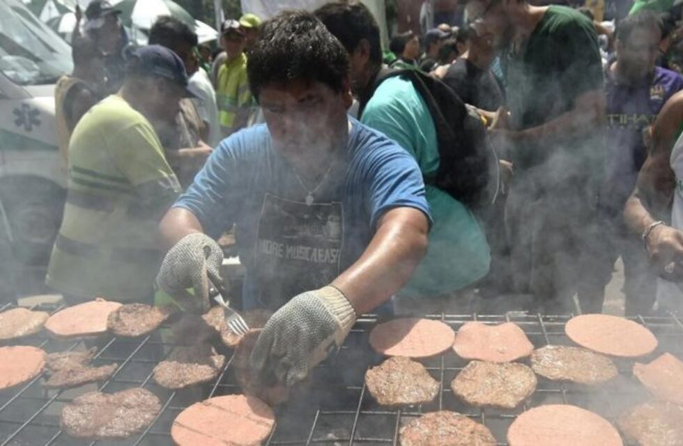 Una pareja de turistas confundió la marcha contra el Presupuesto con un festival gastronómico