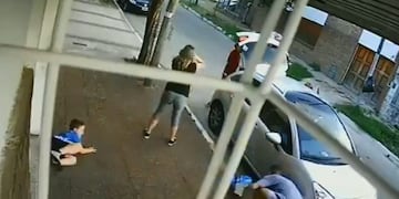 El video del momento en el que un nene intenta defender a su madre de una entradera en Bernal