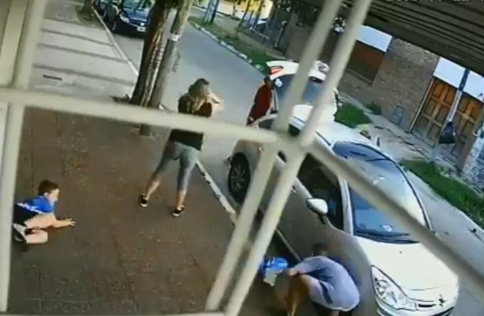 El video del momento en el que un nene intenta defender a su madre de una entradera en Bernal