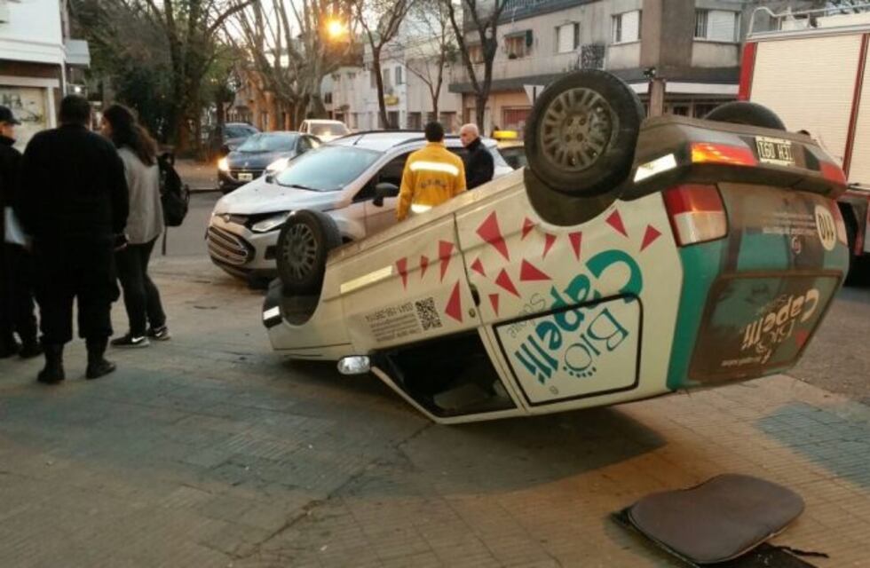 Volcó luego de dejar a su hija en el colegio y salió ileso tras un choque espectacular