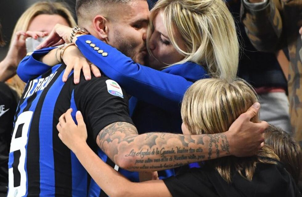 Apasionado festejo: Wanda Nara y Mauro Icardi, a los besos y entre lágrimas
