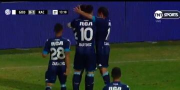 Los jugadores del Tomba calentaron bajo la llovizna\u002E (Foto: Marcelo Rolland/ Los Andes)