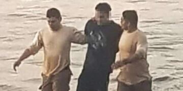 Video: rescataron a un hombre que se cayó al Río de la Plata con su auto