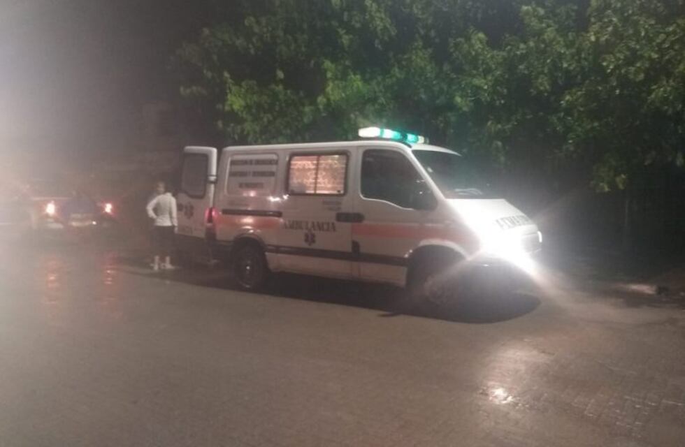 Por esquivar un perro, perdió el control de su moto y cayó a piso