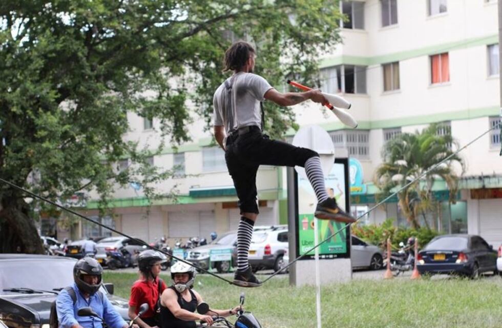Corrieron a un equilibrista que tenía una insólita forma de pedir propina en el semáforo