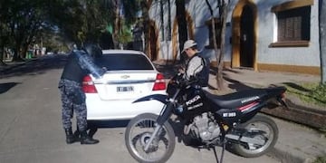 El vehículo del sujeto que mostraba sus partes íntimas a la gente que caminaba por la calle de la Iglesia San Javier\u002E(Diario Norte)\u002E