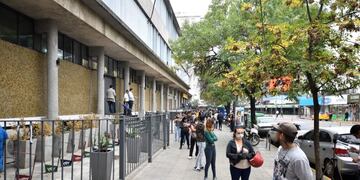 Colas en bancos y Correo Argentino en Córdoba\u002E