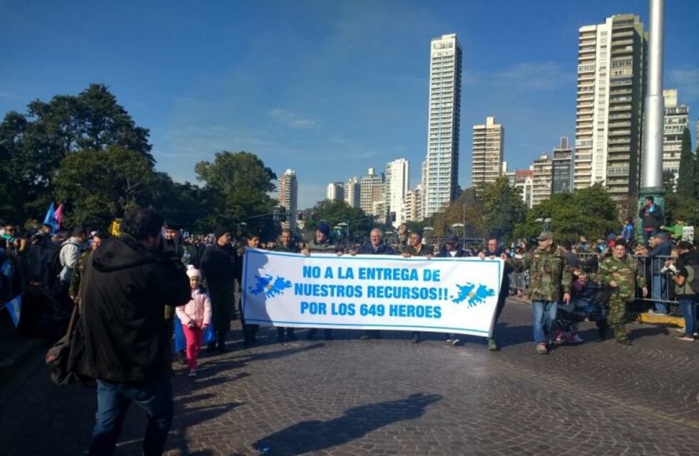 El desfile cívico del 20 de junio le puso algo de color al Monumento tras la jura oficial