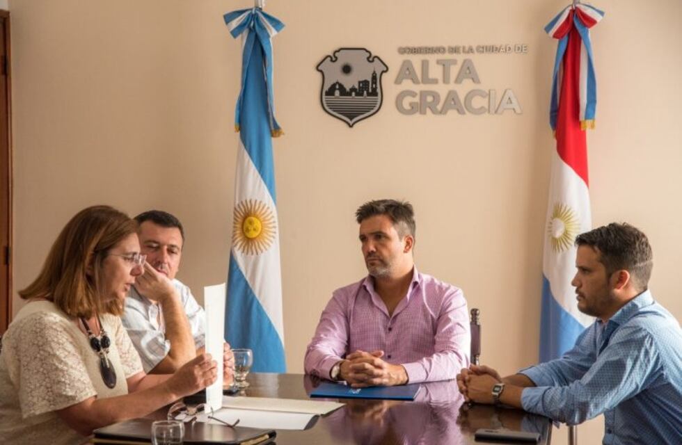 Firmaron la escritura del primer terreno del Parque PYME