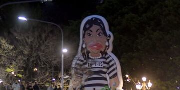 El globo de Cristina Fernández de Kirchner frente a la UBA\u002E (Fotos: Federico López Claro)