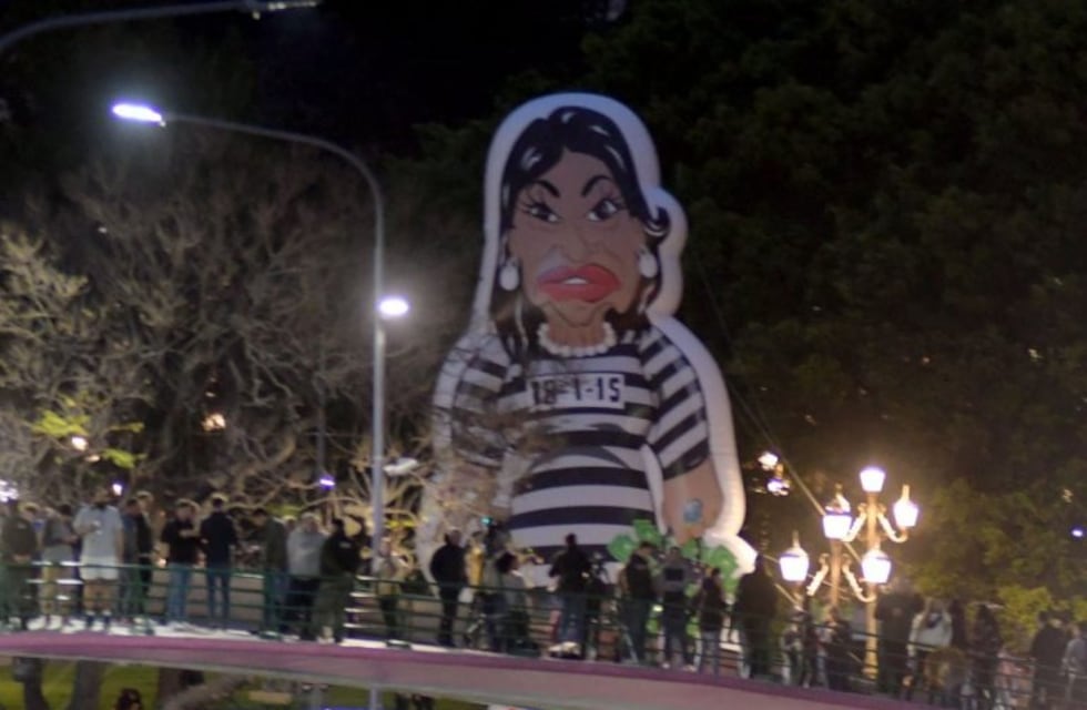 Instalaron un inflable de Cristina Kirchner "presa" frente a la Facultad de Derecho
