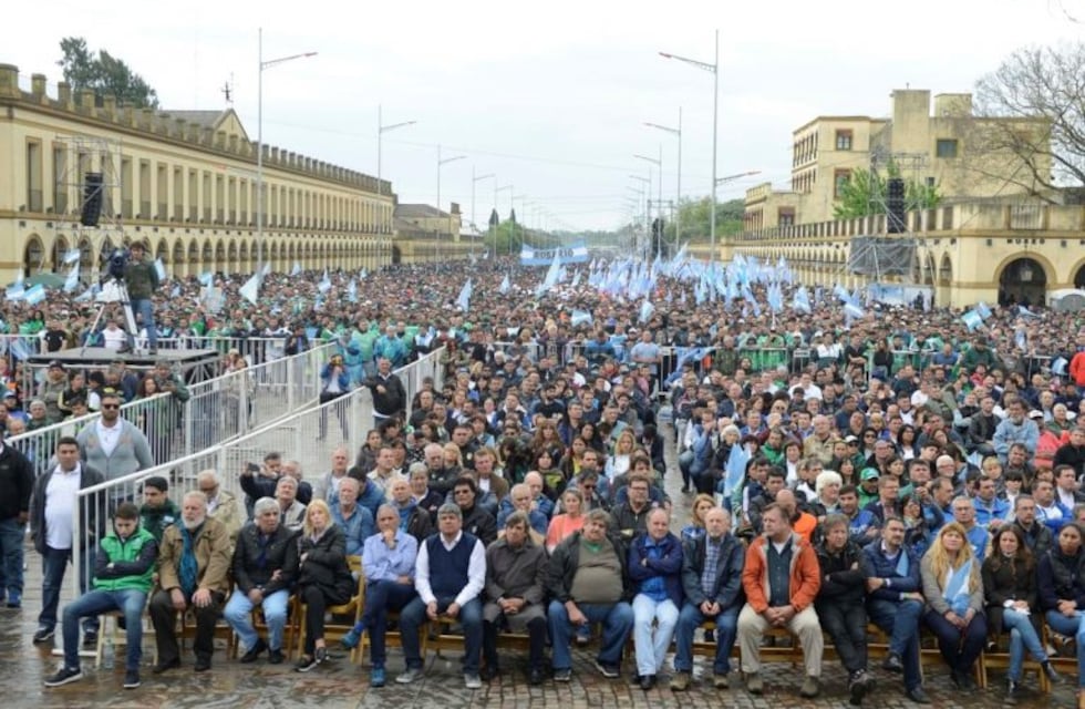 En plena tensión con Macri, Moyano encabezó una marcha a Luján por "paz y trabajo"