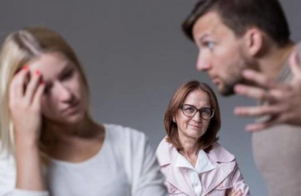 Una mujer encuentra a la pareja de su hijo con otro en un hotel y el video inundó las redes