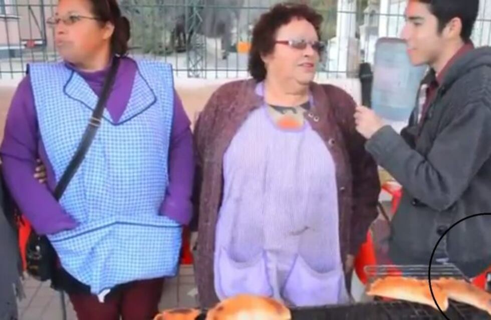 Un perro se roba una empanada en plena entrevista