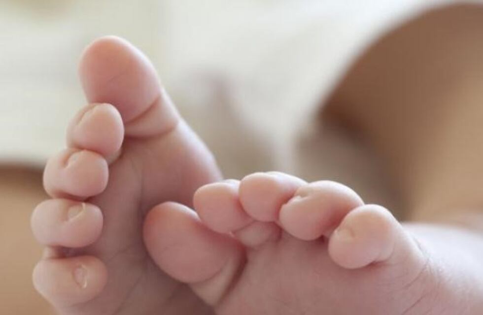 Una mujer quiso abandonar a su hijo recién nacido y fue descubierta por la policía