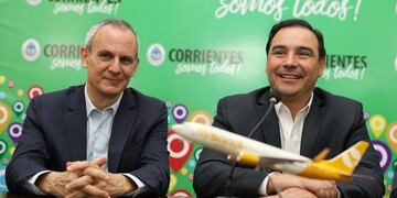 El CEO de Flybondi, Julian Cook junto al gobernador de Corrientes, Gustavo Valdés durante el anuncio del destino Corrientes-Córdoba\u002E