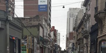 La calle Corrientes registra movimiento mínimo los fines de semana\u002E (@martinvgg)