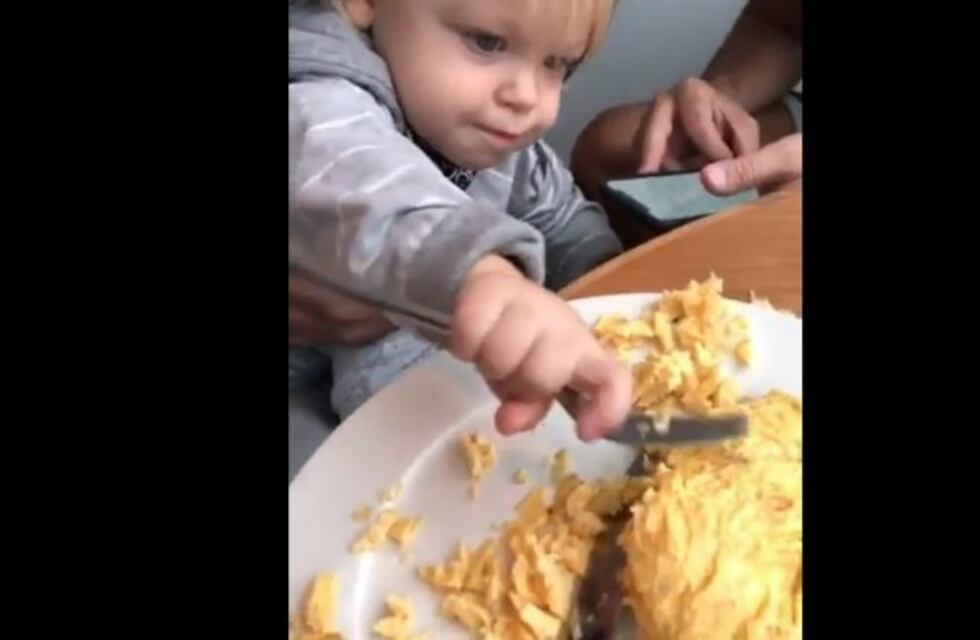 Niño superdotado: Mirko aprendió a desayunar solo