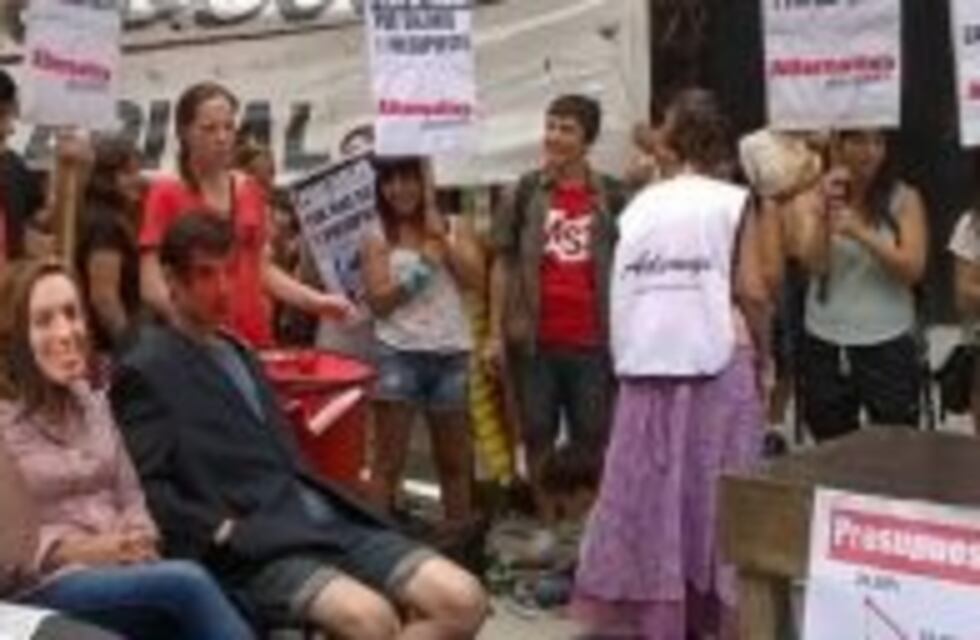 Los docentes protestaron por el techo a las paritarias e hicieron una clase pública para los gobernadores