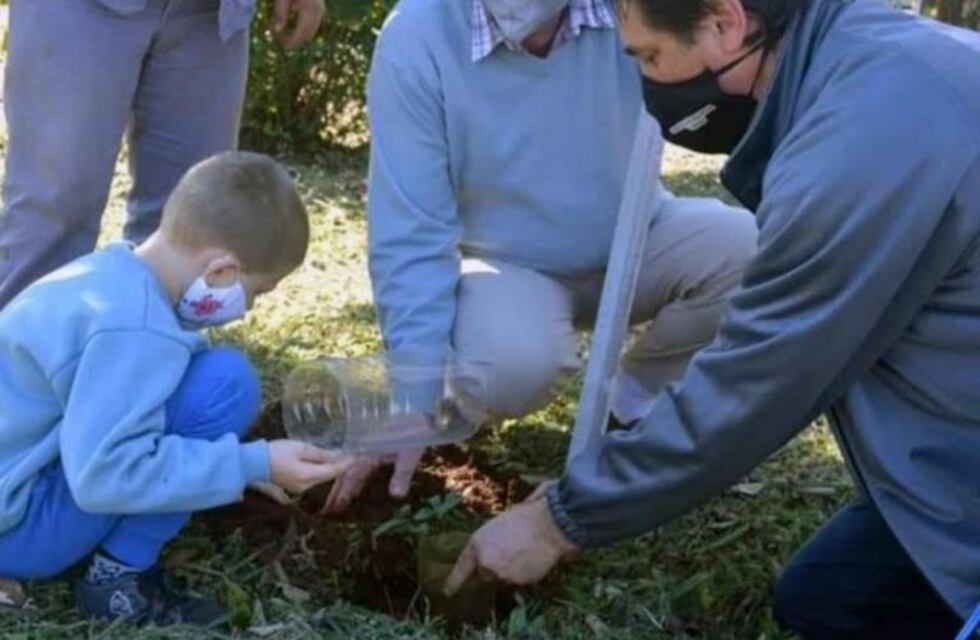 Montecarlo: continúan plantando árboles en el marco del Centenario