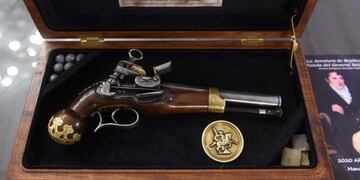 Una réplica exacta del arma de Belgrano fue entregada al municipio de Rosario (Municipalidad de Rosario)