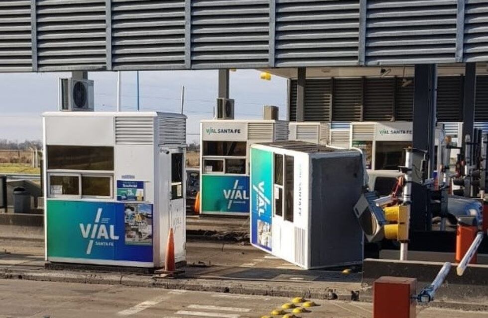 Con empleado y todo: un camionero se llevó puesta una cabina de peaje