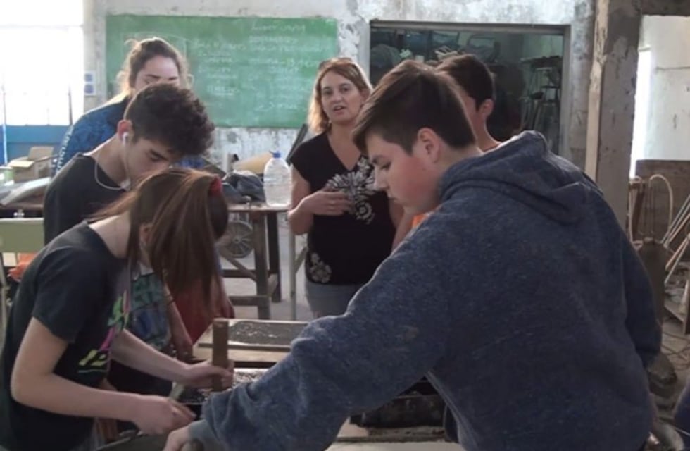 Distinguirán a una escuela de Gálvez por fabricar adoquines ecológicos