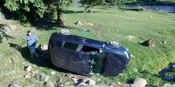 El auto fuera de control cayó bajo el puente vado en santa Rosa de Calamuchita\u002E