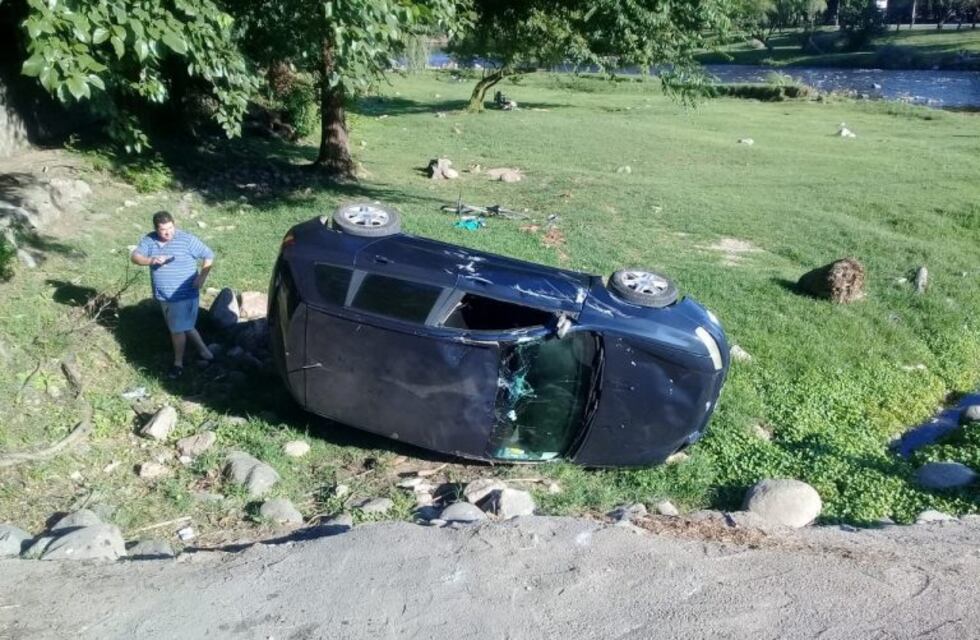 Auto fuera de control cayó en el puente vado de Villa Incor