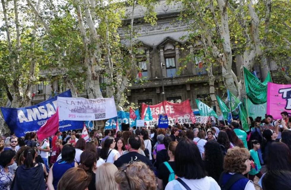 Docentes protestaron junto a estatales en el inicio del paro de 48 horas