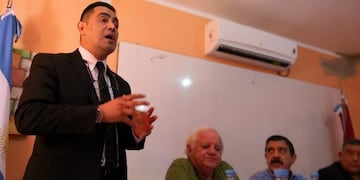 El Comisario Adrián Salcedo en la reunión con los intendentes