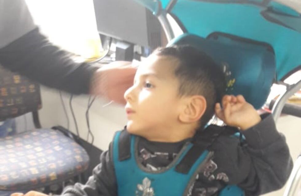 Después de la repercusión pública, la obra social entregó una silla postural a Kevin