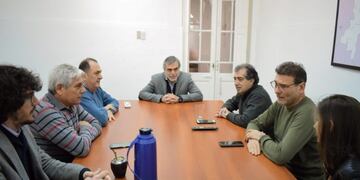Antonio Ratner (Rosario), Juan Medina (Santa Fe) y Darío Cocco (Rafaela) se reunieron con el senador por Rosario, Miguel Ángel González (prensa FESTRAM)