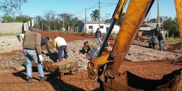 Con mano de obra municipal, avanzan con el empedrado en Barrio Boattini de Campo Ramón