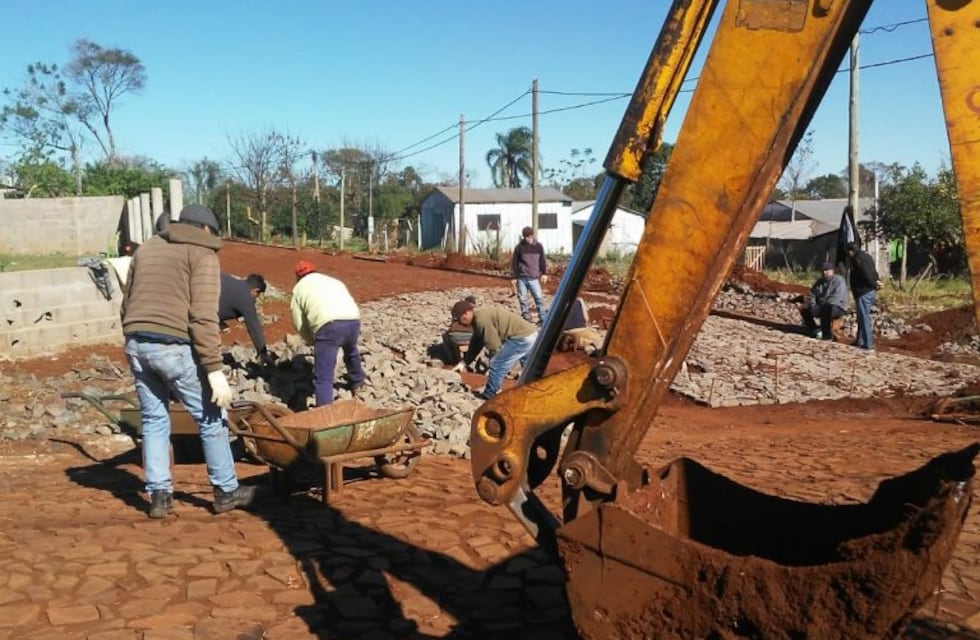 Con mano de obra municipal, avanzan con el empedrado en Barrio Boattini de Campo Ramón