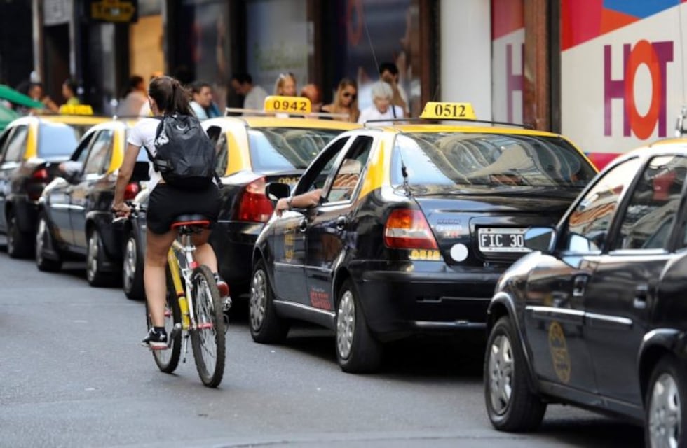 Cesca sobre los remises en el aeropuerto: "Quieren parecerse cada vez más a los taxis"
