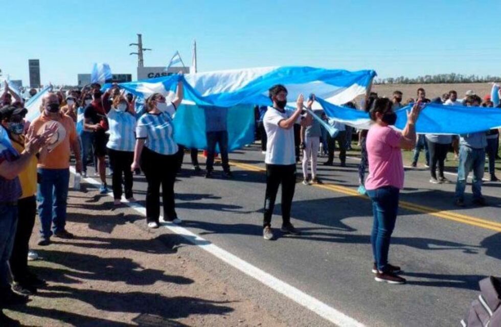 Autoconvocados volvieron a reunirse en los límites de La Pampa reclamando permisos de circulación