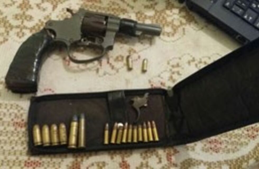 Armado con un revólver, amenazó a su mujer y lo detuvieron