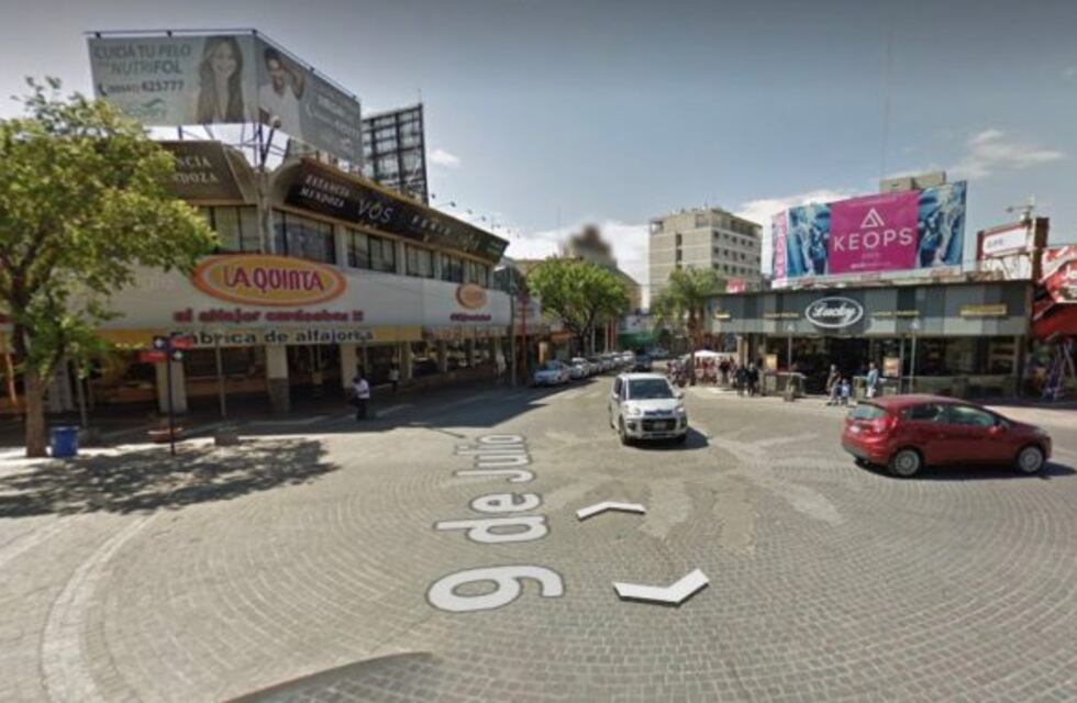 Circulaba en contramano y por encima de la vereda