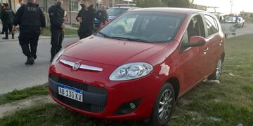 El auto de Delgado, adonde se dirigió para dispararse (Twitter)