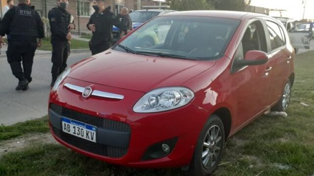 El auto de Delgado, adonde se dirigió para dispararse (Twitter)