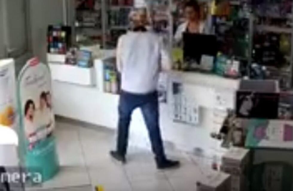 Ladrón se hizo pasar por cliente para robar una farmacia y quedó grabado