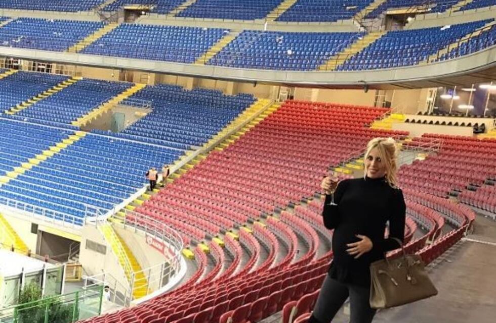 Polémica en las redes por una foto de Wanda Nara tomando champagne embarazada