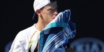 AUS098 MELBOURNE (AUSTRALIA) 18/01/2017.- El tenista argentino Diego Schwartzman se enfrenta al belga Steve Darcis en su partido de segunda ronda del Abierto de Australia de tenis en Melbourne, hoy, 18 de enero de 2017. EFE/MADE NAGI australia melbourne D