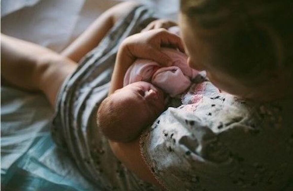 Cada vez son más las mujeres que eligen parir en sus casas: cuáles son los beneficios y los riesgos de esta práctica