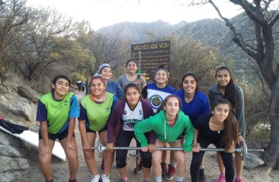 Un equipo de básquet montó un gimnasio en plena sierra sanjuanina