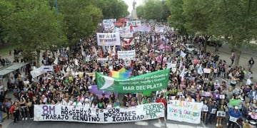 Marplatenses marcharon por el 8M y reclamaron la aparición de Claudia Repetto (Foto @dronmardelplata)